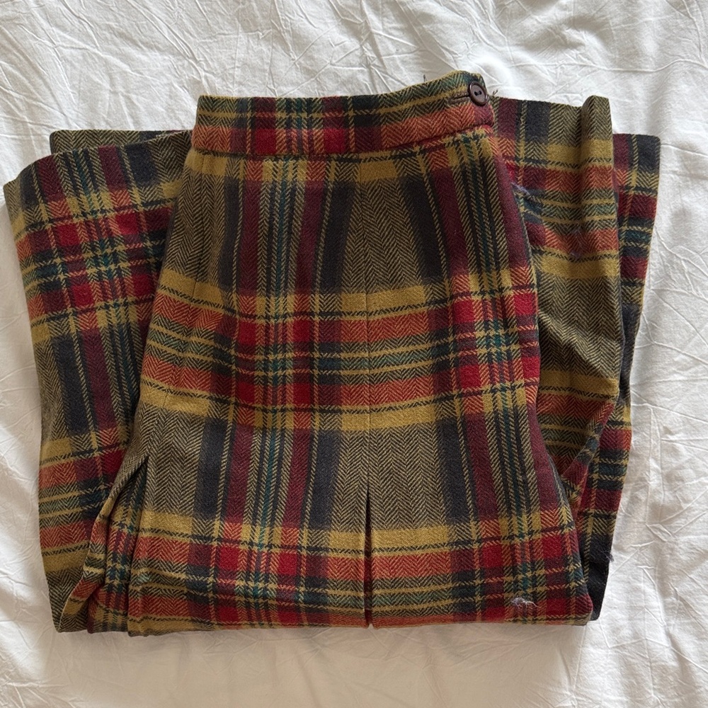 Pitlochry 100% pure new wool skirt in a plaid design